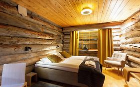 Kuukkeli Log Houses Teerenpesä